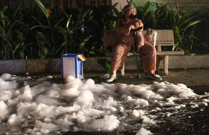 Hàng trăm người vạ vật sau vụ cháy chung cư làm 13 người chết